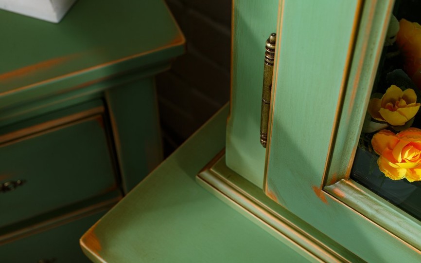 Сервант трехдверный Валенсия 2-32 на высоких ножках