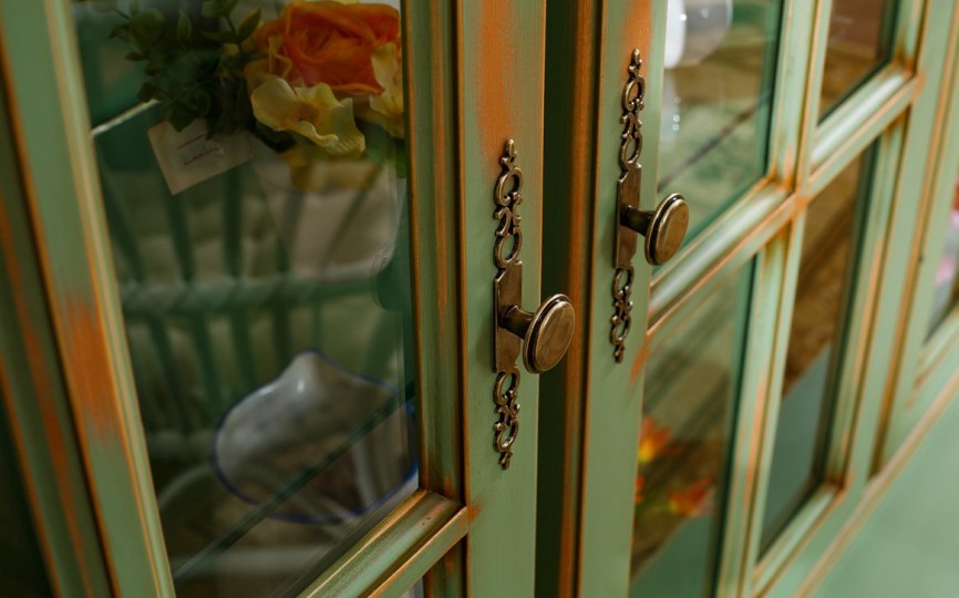 Сервант трехдверный Валенсия 2-33 на круглых ножках