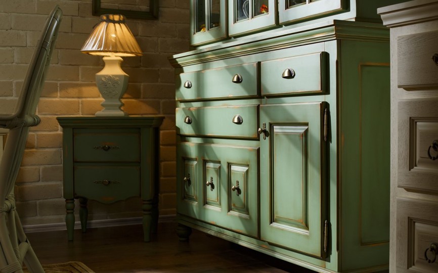 Сервант трехдверный Валенсия 2-33 на круглых ножках