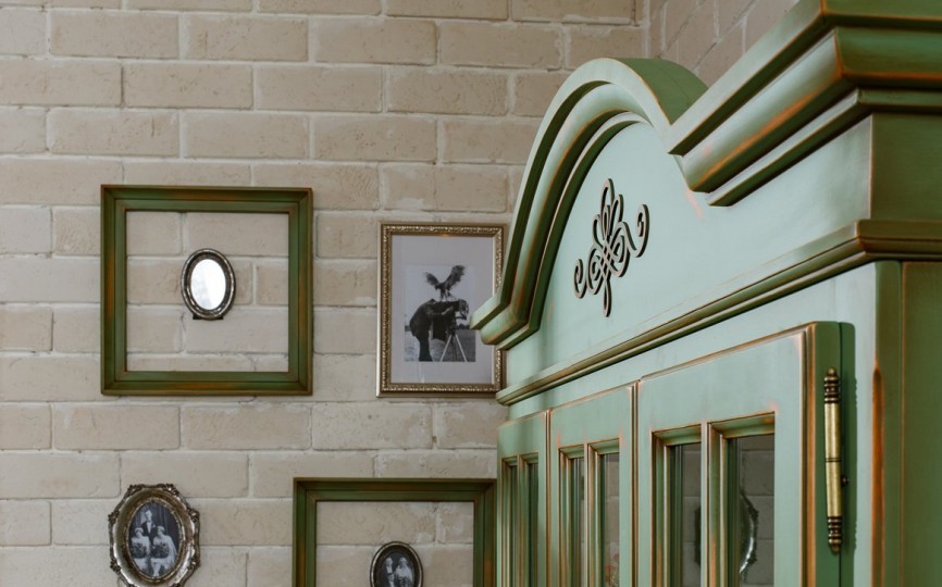 Сервант трехдверный Валенсия 2-33 на круглых ножках