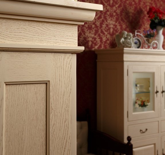 Сервант двухдверный Бьёрт на круглых ножках 1-1